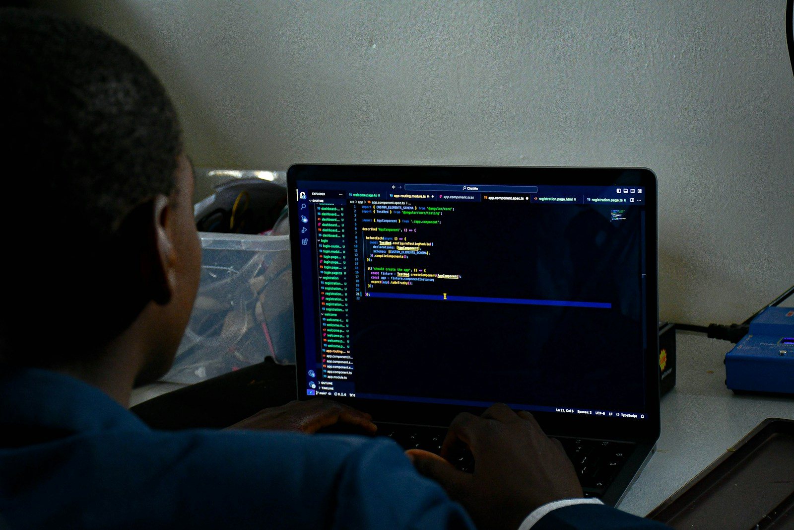 Analyste devant un écran de code