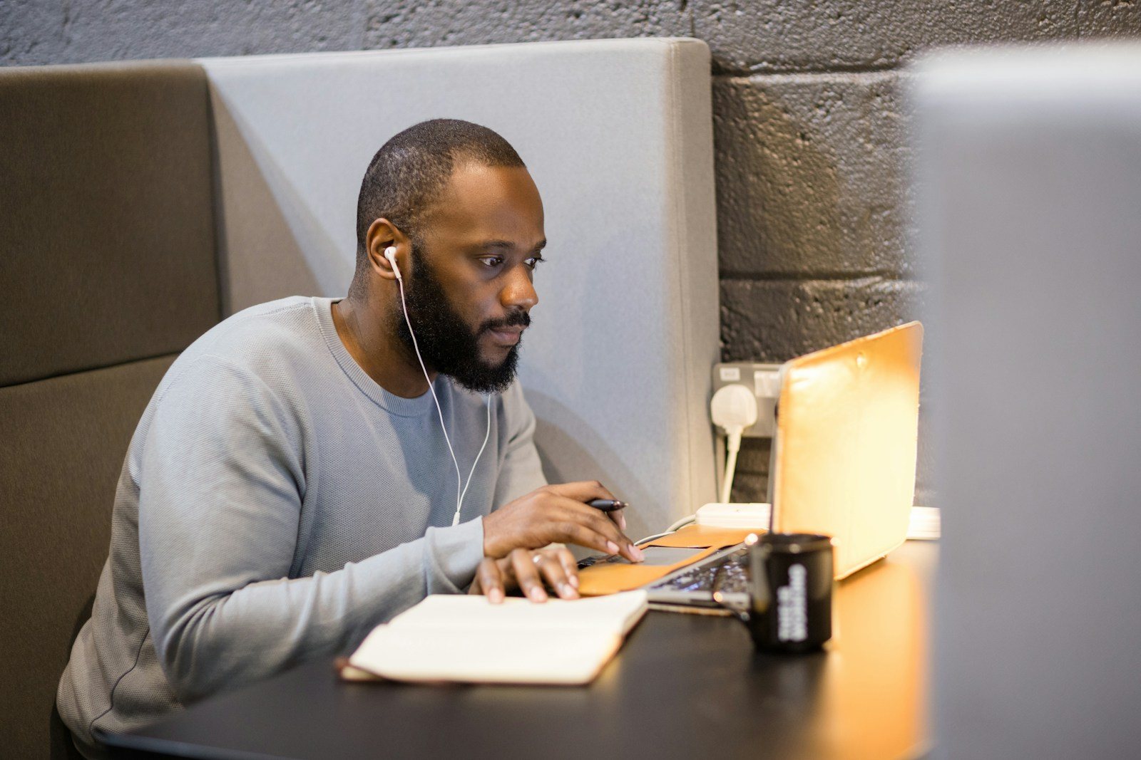 Consultant prenant des notes devant son ordinateur